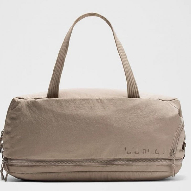 The New 7.93gal Gym Sports Fitness Bag Is a Spacious, Lightweight, Travel Bag That Can Be Carried on The Shoulder Or Crossbody