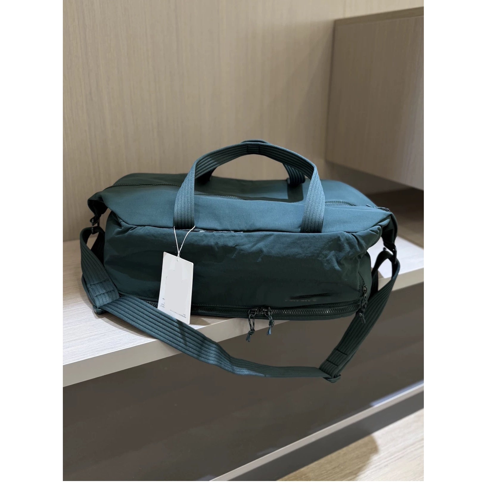 The New 7.93gal Gym Sports Fitness Bag Is a Spacious, Lightweight, Travel Bag That Can Be Carried on The Shoulder Or Crossbody