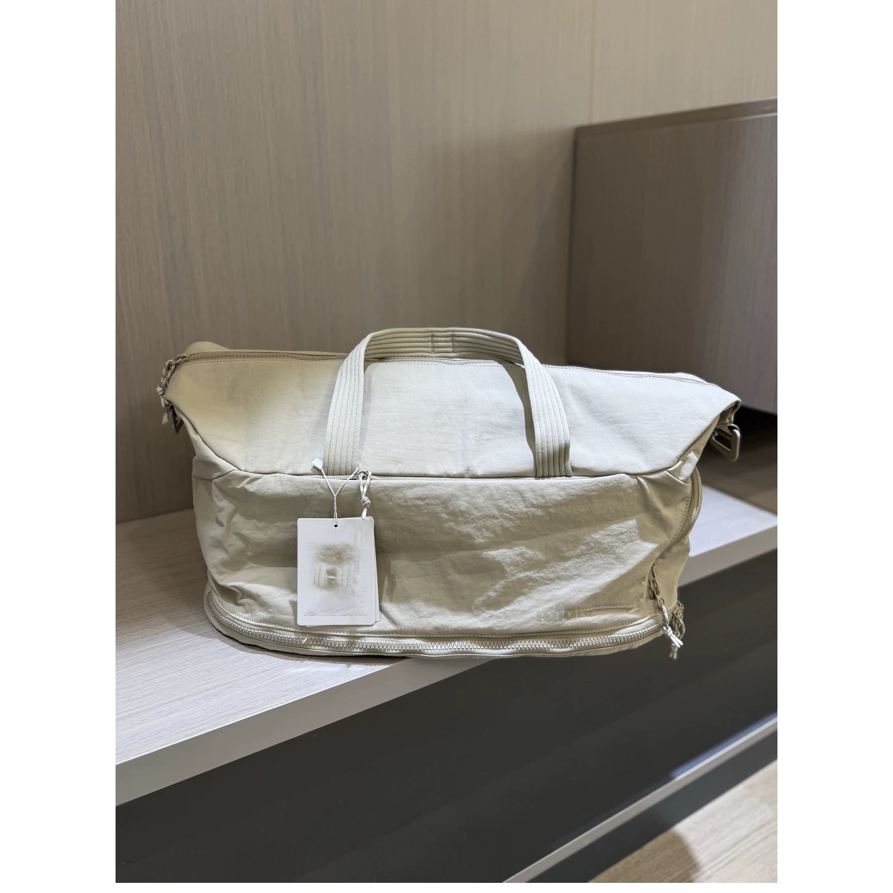 The New 7.93gal Gym Sports Fitness Bag Is a Spacious, Lightweight, Travel Bag That Can Be Carried on The Shoulder Or Crossbody